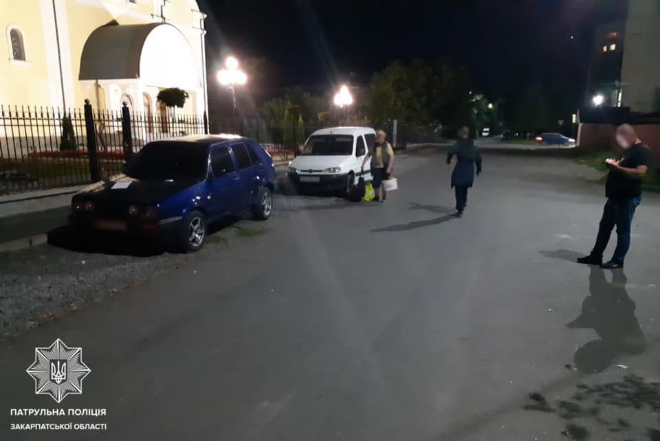 У Мукачеві невідомий пошкодив два авто: в поліції розшукують свідків (ФОТО)
