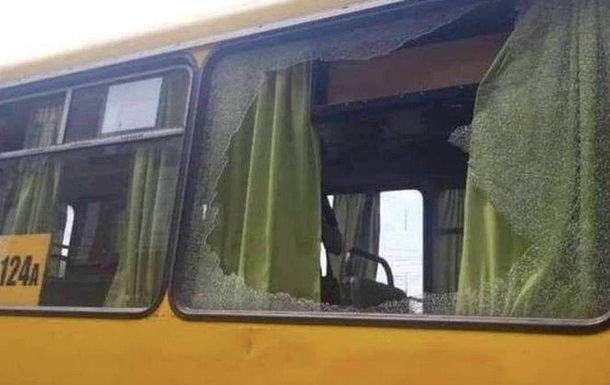 У Дніпрі невідомі на ходу розстріляли автобус з пасажирами (ФОТО)