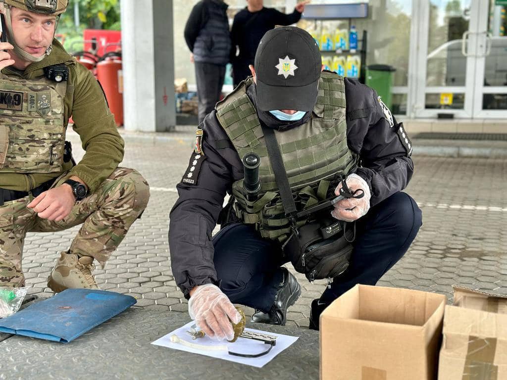 Замінування авто в Ужгороді: фахівці вилучили гранату