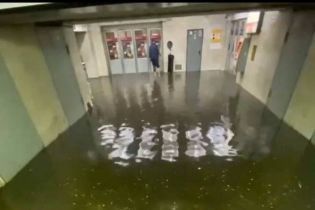 У Києві через потужну зливу станція метро перетворилася на водоспад (ВІДЕО)