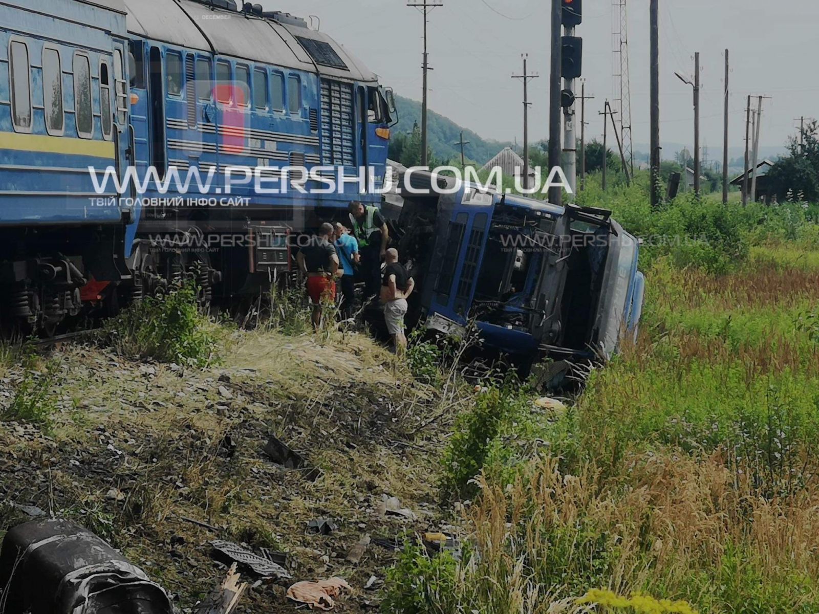З‘явилися світлини з місця аварії у Рокосові за участі пасажирського потягу та вантажівки (ФОТО)