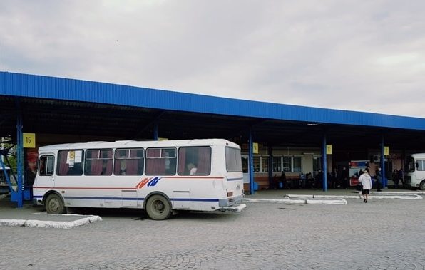 Екстримальна поїздка: маршрутка Мукачево - Бобовище перевозить пасажирів у транспорті без днища (ВІДЕО)