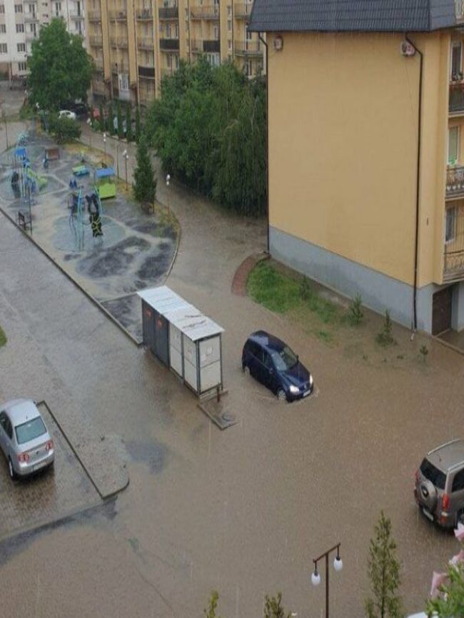 Ужгородська Венеція: через сильну зливу підтоплено вулиці міста (ФОТО, ВІДЕО)