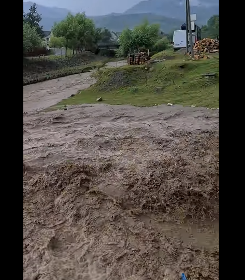 Вражаючі кадри: на Хустщині через рясну зливу різко підвищився рівень води (ВІДЕО)