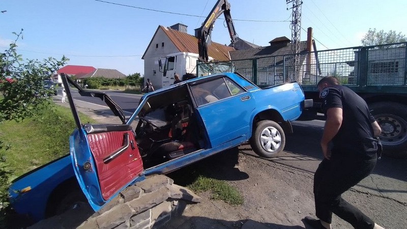 ДТП на Мукачівщині: водія довелось оперувати (ФОТО, ВІДЕО)