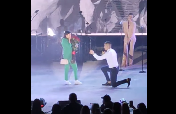 Закарпатець освідчився дівчині на концерті Монатіка в Ужгороді: романтичний вчинок хлопця зафільмували на відео (ВІДЕО)
