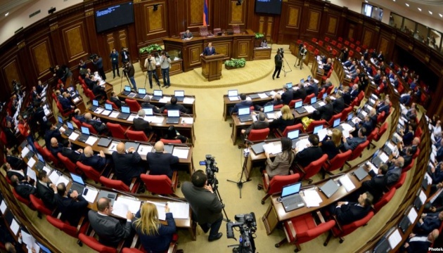 У парламенті Вірменії депутати закидали один одного пляшками (ВІДЕО)