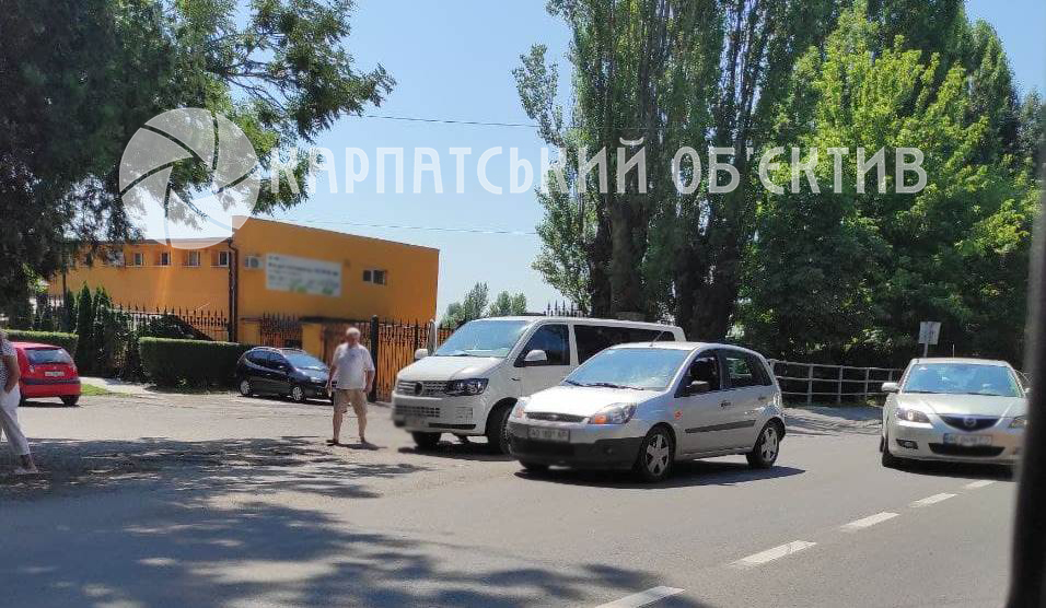 В мережі поширюють фото з місця ДТП в Ужгороді за участі мікроавтобусу (ФОТО)