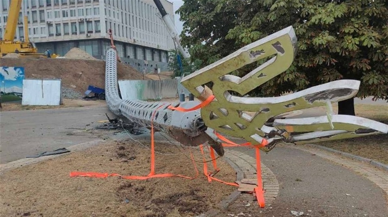 В Херсоні впав 70-метровий флагшток із тризубом, який мали урочисто відкрити 23 серпня (ФОТО, ВІДЕО)
