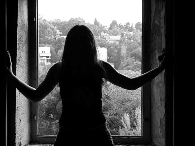 У Мукачеві молода дівчина вкоротила собі віку вистрибнувши з вікна багатоповерхівки (ВІДЕО 18+)
