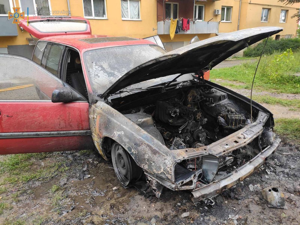 Спалахнув наче сірник: подробиці загорання автомобіля в Ужгороді (ФОТО)