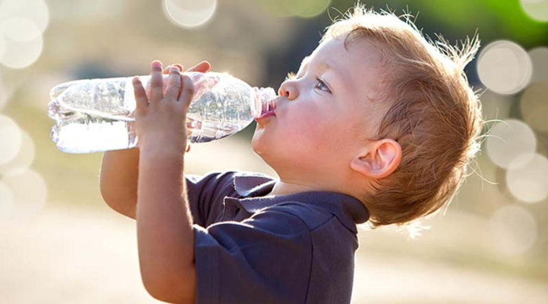 Експерти розповіли, скільки води потрібно випивати дітям