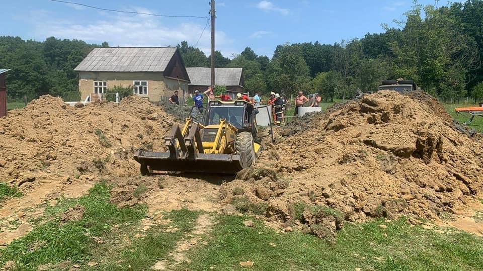 Миттєва смерть: на Закарпатті чоловіка засипало ґрунтом (ФОТО)