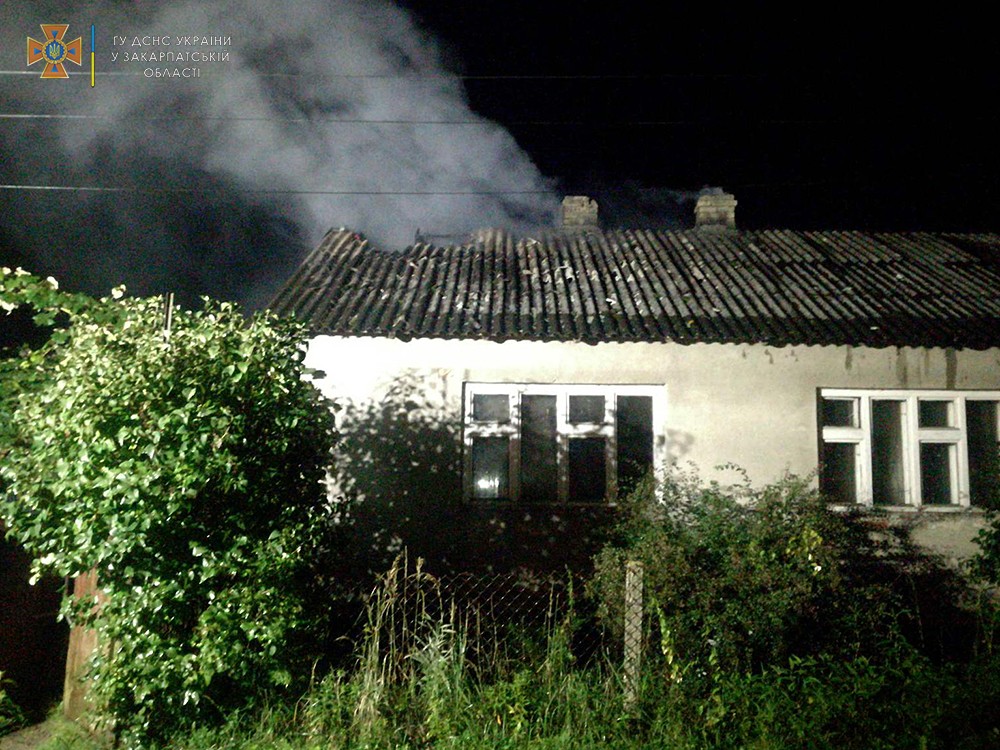 Вогонь охопив житловий будинок: подробиці пожежі на Ужгородщині (ФОТО)