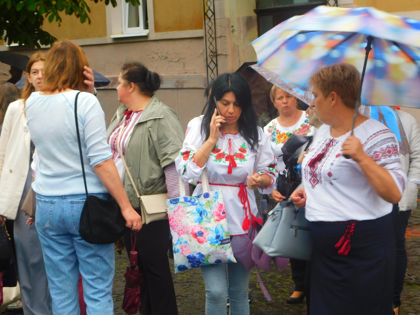 Парад вишиванок у Мукачеві: через погодні умови святкування перенесено у Палац культури (ФОТО)