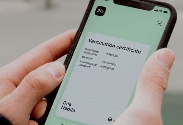 Закарпатці, вакциновані за кордоном, зможуть отримати українські сертифікати у сімейного лікаря – однак в Угорщині видають документи європейського зразка