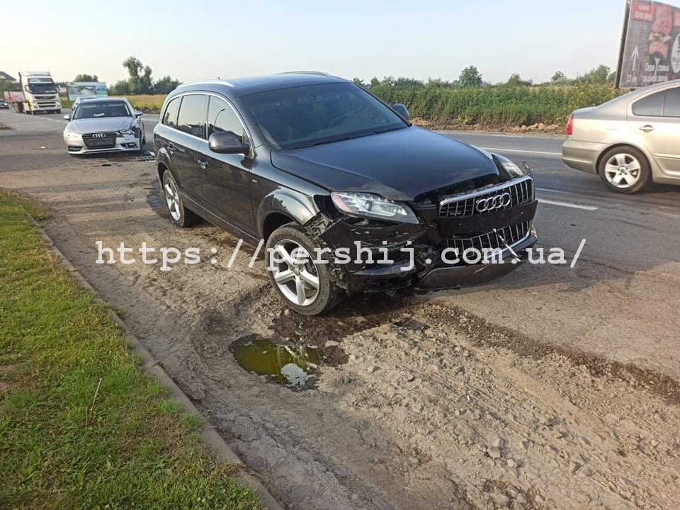 Ранкова аварія у Мукачеві: біля АЗС не розминулися дві Audi (ФОТО)