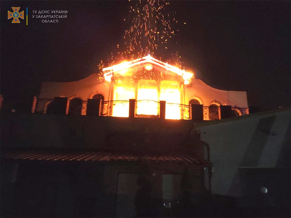 Масштабна пожежа охопила готельно-ресторанний комплекс на Закарпатті: подробиці (ФОТО)
