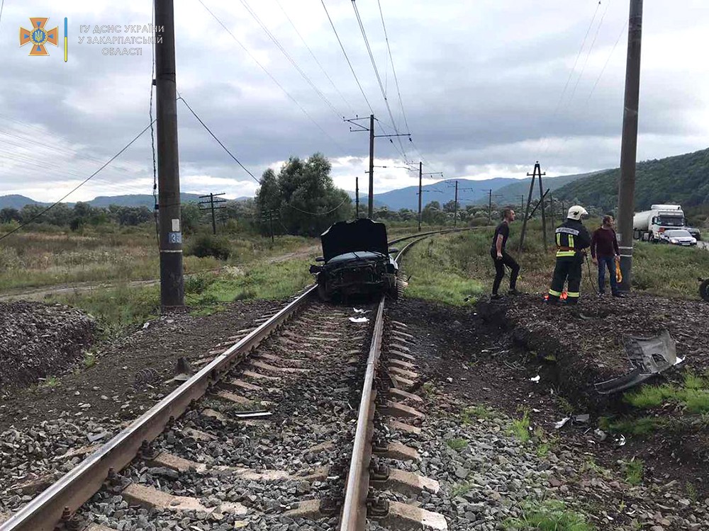 Заблокував рух на залізничному переїзді: подробиці ДТП на Ужгородщині (ФОТО)
