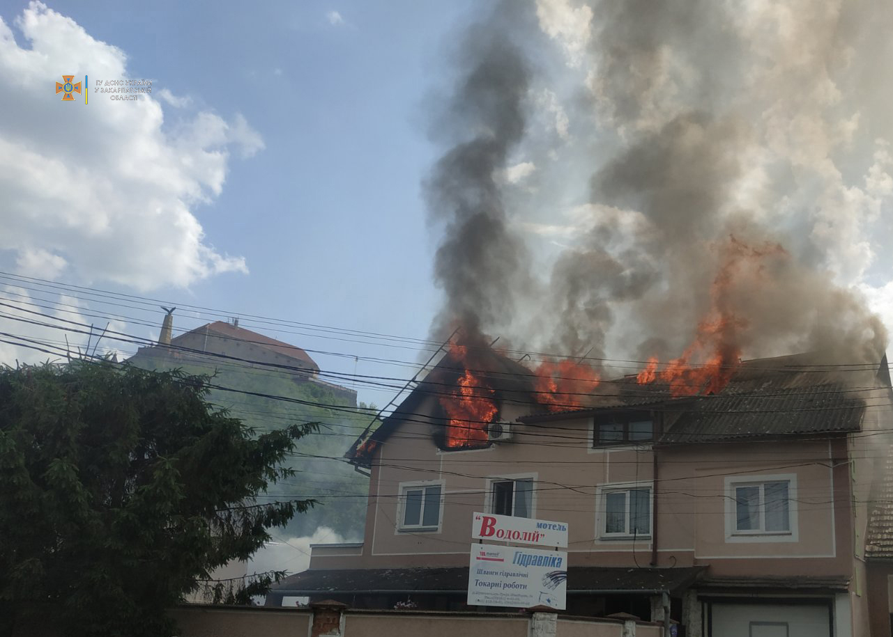 Масштабна пожежа на території мотелю в Мукачеві: подробиці події від вогнеборців (ФОТО)