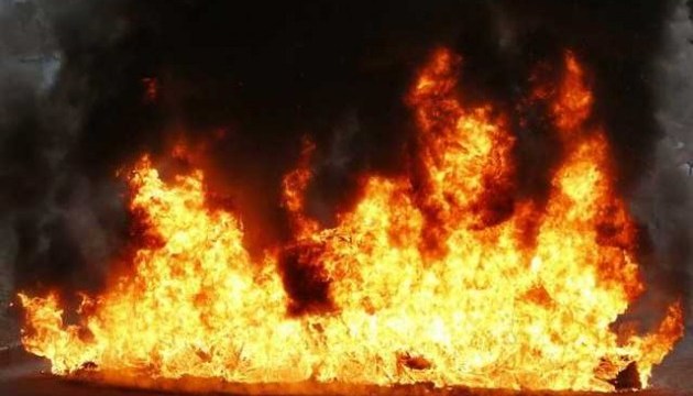 В Ужгороді пожежа охопила будівлю: знищено автомобіль, який знаходився всередині
