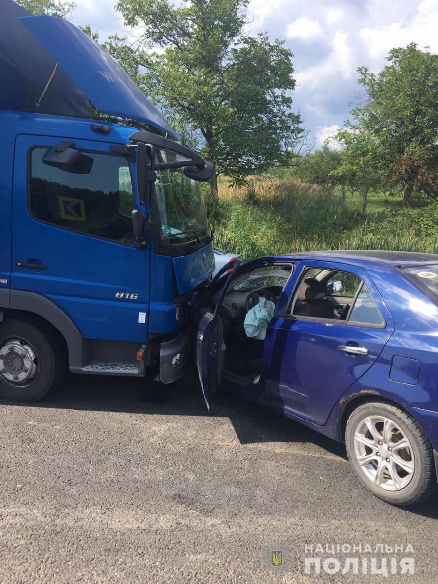Водій був майже без свідомості: подробиці ДТП за участі вантажівки на Мукачівщині (ФОТО)