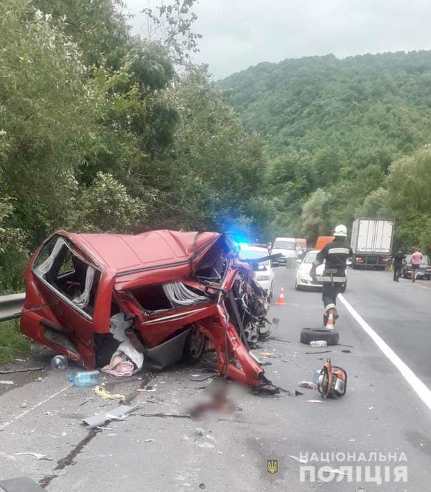 Одна загинула, серед постраждалих малолітні діти: подробиці автопригоди на Мукачівщині від поліції (ФОТО)