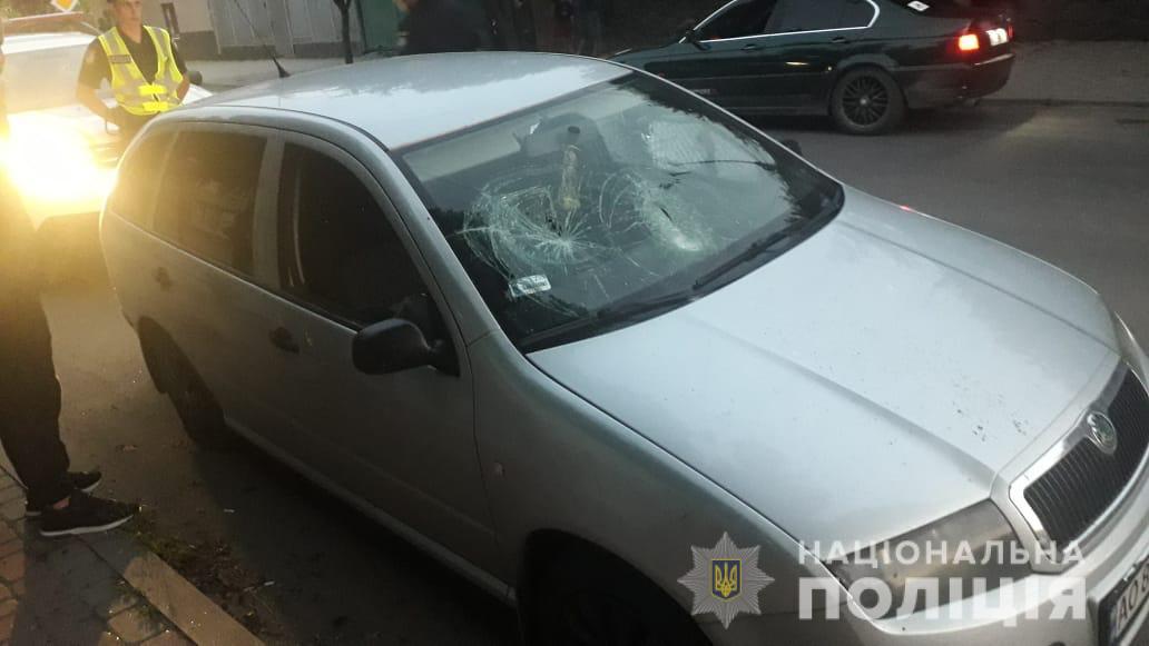 Розбили вікна та порізали колеса на автомобілі: у Мукачеві правоохоронці затримали злочинців-хуліганів (ФОТО)