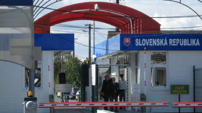 До уваги закарпатців: Словаччина змінила порядок пропуску іноземців на свою територію