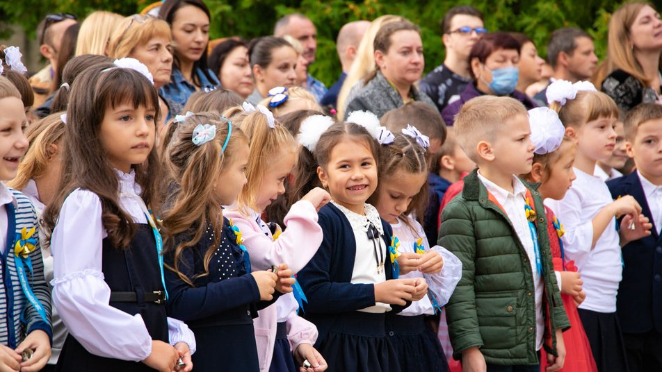 На Закарпатті для 170 000 учнів розпочався новий навчальний рік: як у краї відсвяткували День знань (ФОТО)