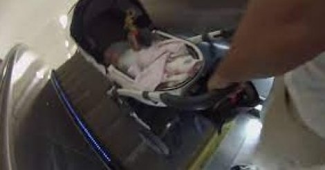 Батьки відволіклися: у столиці коляска з дитиною на шаленій швидкості пролетіла по ескалатору (ВІДЕО)
