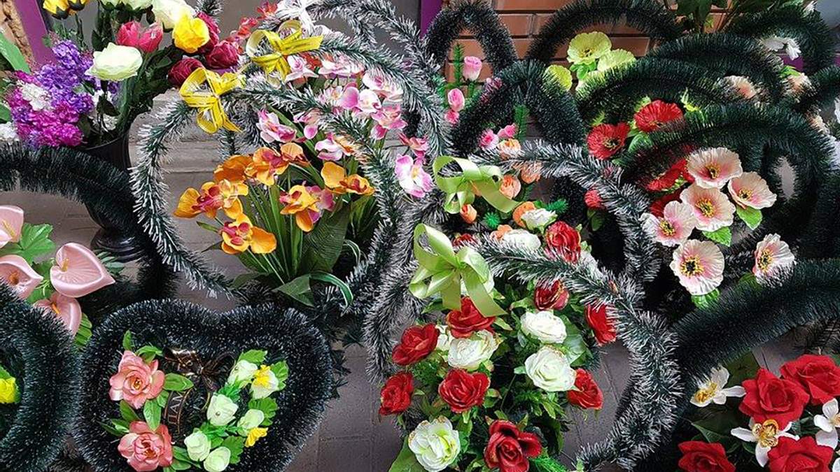 В одному з міст на Закарпатті заборонили продаж та використання пластмасових квітів і вінків