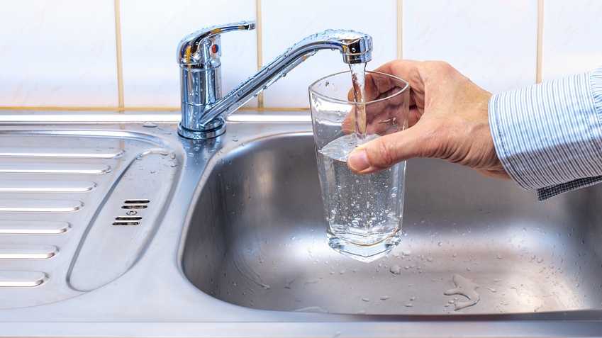 Чи можна пити воду «з крану»? Ужгородці скаржаться на якість води (ВІДЕО)
