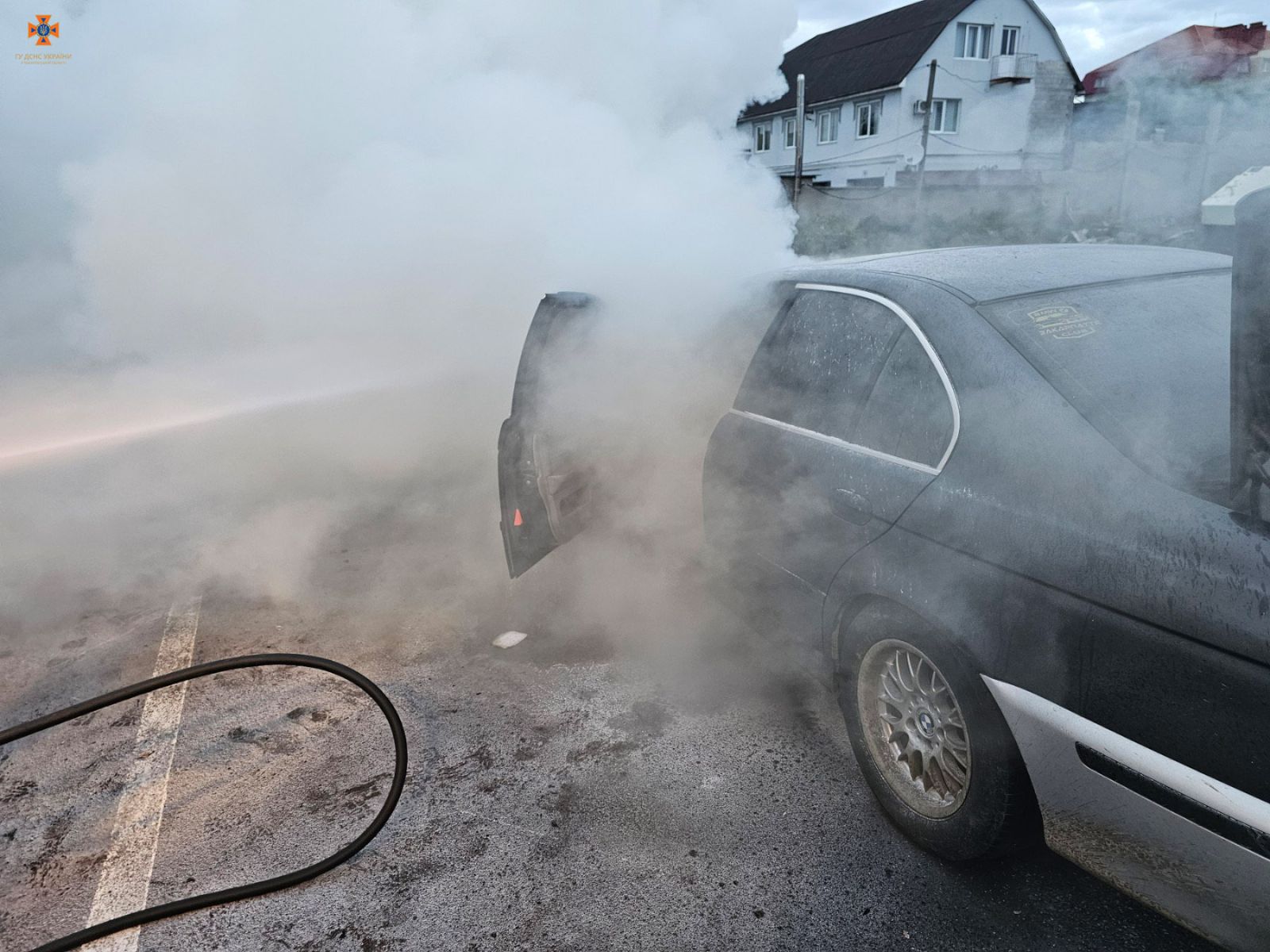 Рятувальники ліквідували пожежу: в Мукачеві загорівся легковий автомобіль