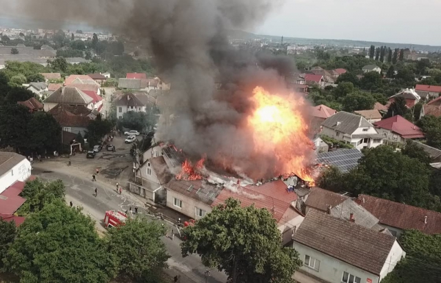 «Паланок» – палав: у Мукачеві загорілися складські приміщення готелю (ВІДЕО)
