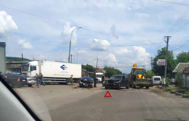 На Ужгородщині дорогу не розділили позашляховик та легковик (ФОТО)