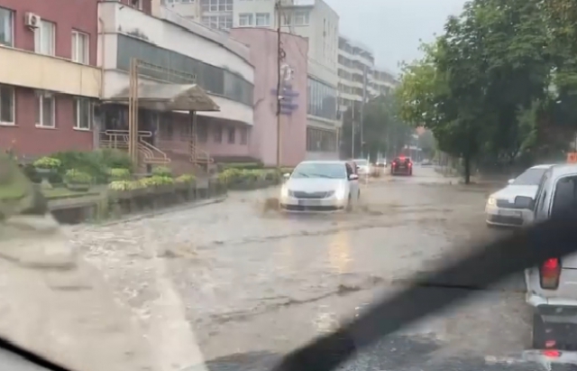 Ужгород знову потерпає від дощів: автівки "плавають" вулицями міста (ВІДЕО)