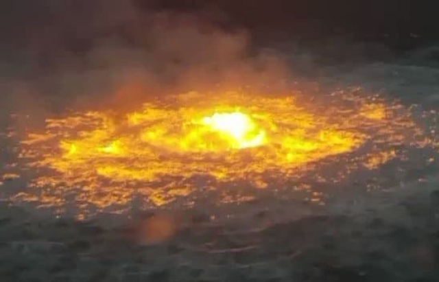 Вражаюче видовище: підводна пожежа у Мексиканській затоці через загорання трубопроводу (ФОТО, ВІДЕО)