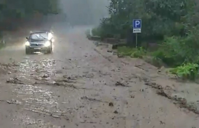 Негода знову наробила лиха поблизу Закарпаття: підтоплено відрізок дороги Київ-Чоп (ВІДЕО)