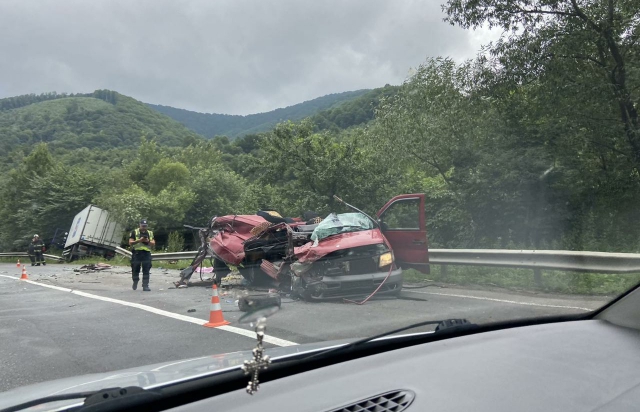 Вантажівка злетіла з дороги, легковик розтрощений вщент: моторошна ДТП трапилася на Мукачівщині (ФОТО)