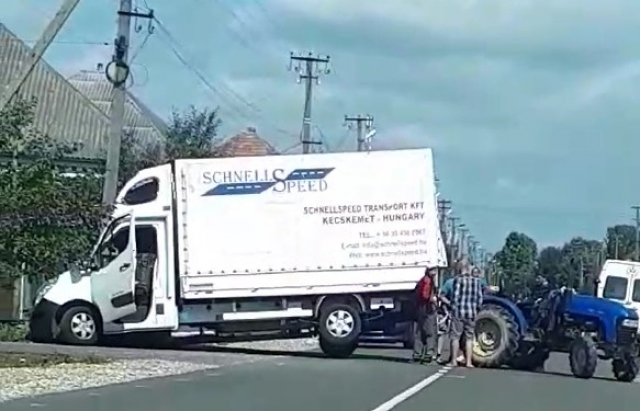 Вантажівка влетіла в огорожу: з'явилося відео з місця ДТП на Мукачівщині (ВІДЕО)