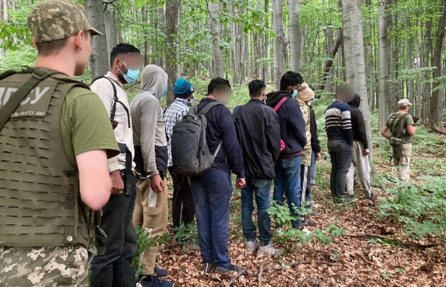 Закарпатські прикордонники в лісі поблизу Словаччини затримали більше десятка нелегалів (ФОТО)