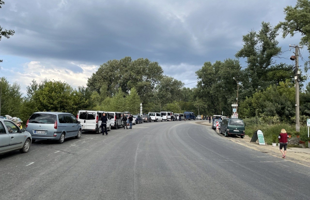 На кордоні утворилися великі черги: у Вілоку в бік Угорщини стоїть понад 70 автомобілів, на "Тисі" 170 (ФОТО)