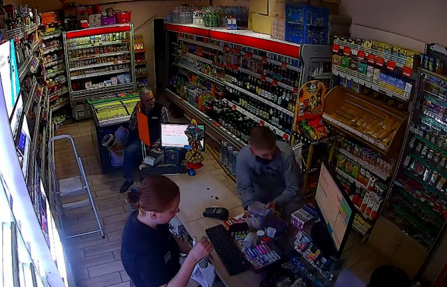 Цинічний злочин: в Ужгороді хлопець вкрав з магазину скриньку для пожертв (ВІДЕО)