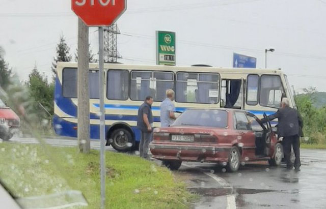 У Мукачеві зіштовхнулися рейсовий автобус та легковик: фото з місця подій