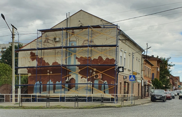 Мурал у Мукачеві: процес створення окраси міста (ФОТО)