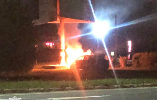 П'яна ДТП поблизу Мукачева: автівка влетіла у рекламний щит та спалахнула (ФОТО)
