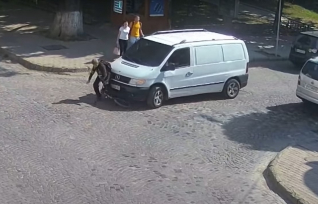 У Виноградові водій мікроавтобуса збив підлітка та втік, момент зіткнення зафіксували камери відеоспостереження (ВІДЕО)