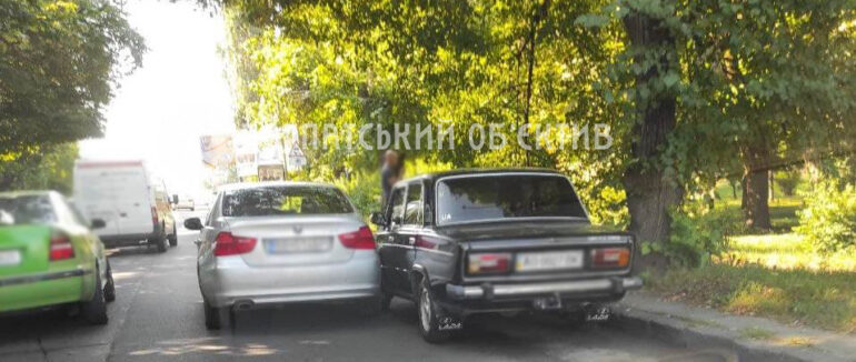 Ранкова аварія в Ужгороді: дорогу не поділили два легковики (ФОТО)