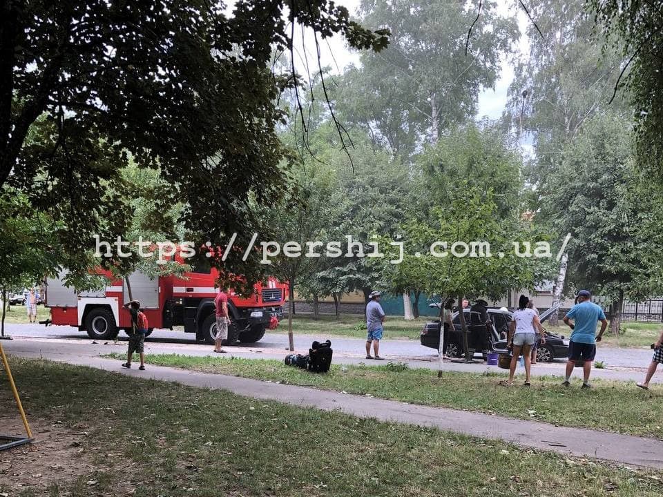 В Мукачеві на ходу загорівся легковик (ФОТО, ВІДЕО)